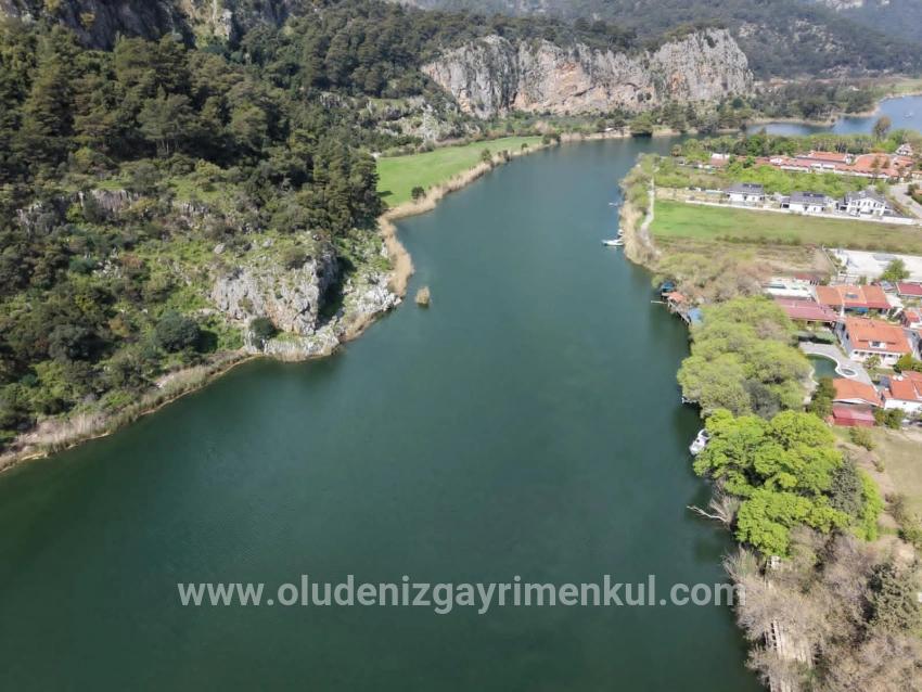 2600 M² Großes Grundstück In Dalyan Gülpınar, Direkt Am Kanal Gelegen, Mit 20% Tourismuszonierung Zu Verkaufen.