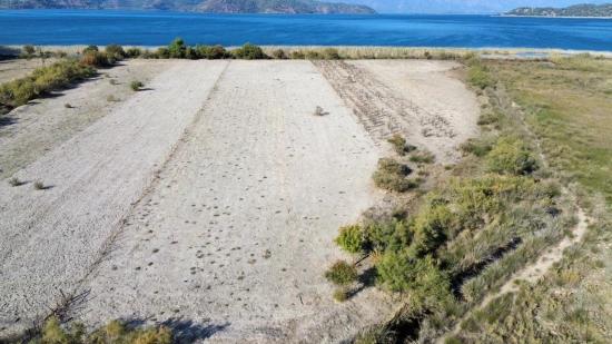 3210 M² Großes 2b-grundstück In Çandır, Direkt Am Seeufer, Zu Verkaufen