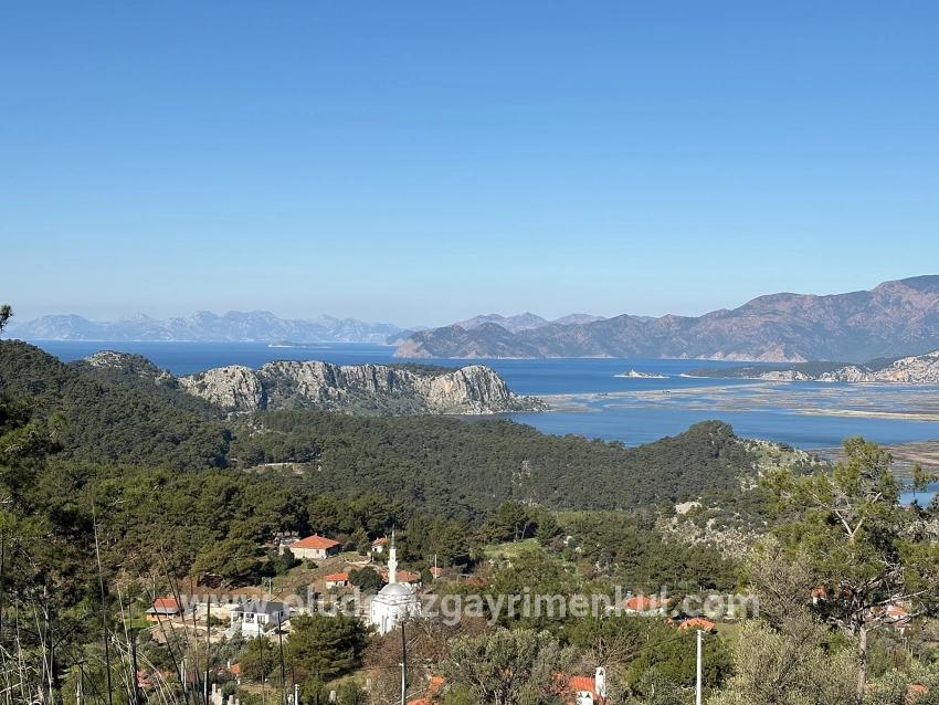Gökbel'de Köy Yerleşik Alanı İçerisinde Deniz Manzaralı 1000m2 Satılık Arazi