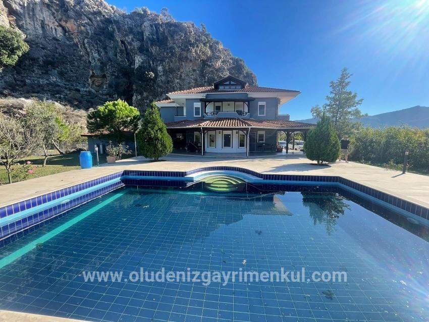 Dalyan Gülpınar'da 6000m2 Arsa İçerisinde 4+2 Satılık Villa