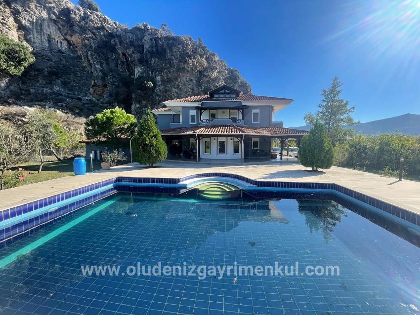 Dalyan Gülpınar'da 6000m2 Arsa İçerisinde 4+2 Satılık Villa