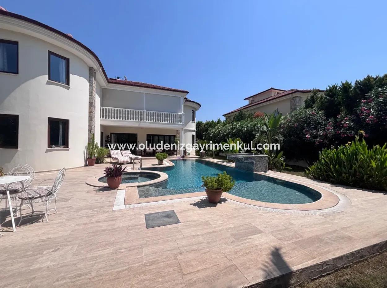 Dalyan Maraş'da Köşebaşında 980M2 Arsa İçin'de 5+1 Satılık Villa